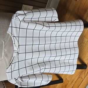 Short sleeve black and white dress top